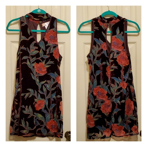 Beautiful Floral Velvet Dress (M) - Picture 1 of 4